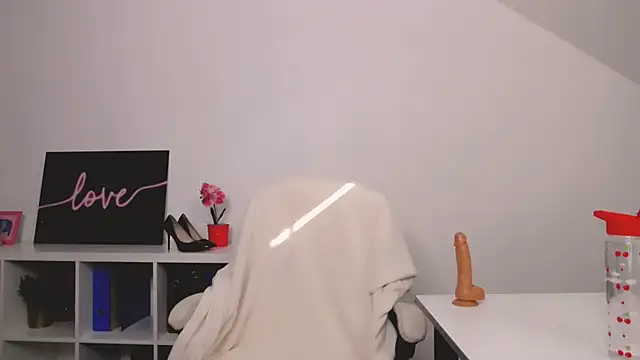 Lia Benini online show from March 16, 2025, 1:17 pm