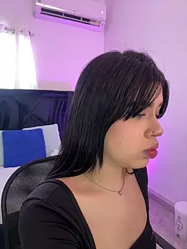 Lily Woodz online show from May 12, 2026, 7:11 pm