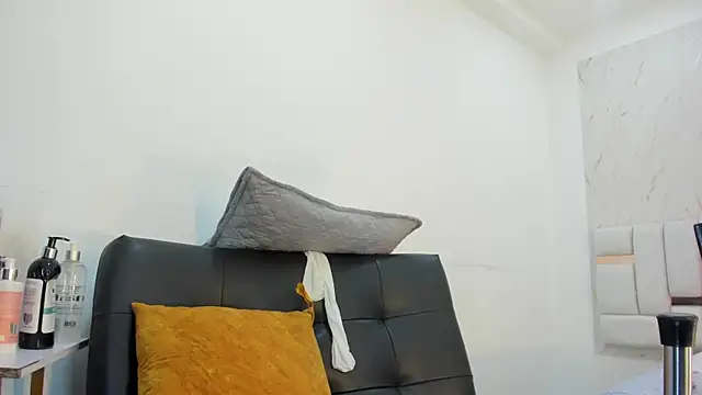 celeste smmith  online show from March 17, 2026, 3:33 am