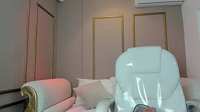 PerlaPreciosa online show from December 18, 2025, 4:07 am