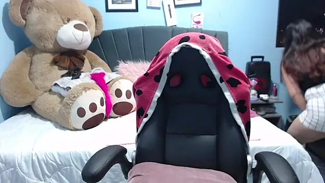 Snapshot of AngelRouss chatting on February 24, 2026, 9:29 am AngelRouss online show from February 24, 2026, 9:29 am