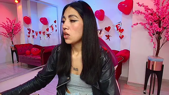 Snapshot of Leia_queens chatting on February 17, 2025, 5:32 pm Leia queens online show from February 17, 2025, 5:32 pm