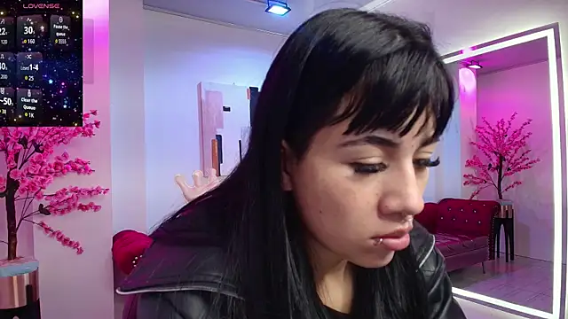 Snapshot of Leia_queens chatting on October 7, 2025, 12:02 pm Leia queens online show from October 7, 2025, 12:02 pm