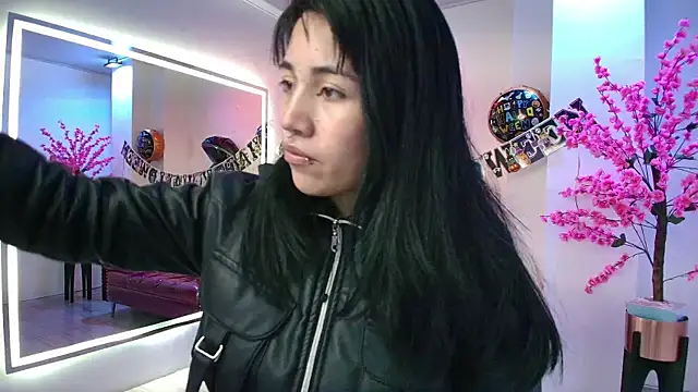 Snapshot of Leia_queens chatting on October 27, 2025, 11:14 am Leia queens online show from October 27, 2025, 11:14 am