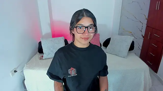 martina roldam online show from May 4, 2026, 4:41 am