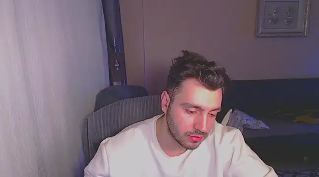 handsomeee04 online show from March 5, 2025, 10:32 pm