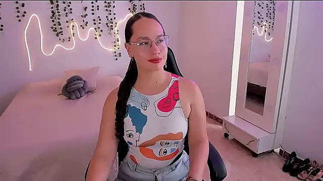 Snapshot of emmaTorres1 chatting on October 6, 2025, 2:14 pm emmaTorres1 online show from October 6, 2025, 2:14 pm