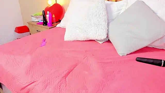 Snapshot of Nicole_Angels_ chatting on February 14, 2026, 7:43 pm Nicole Angels online show from February 14, 2026, 7:43 pm