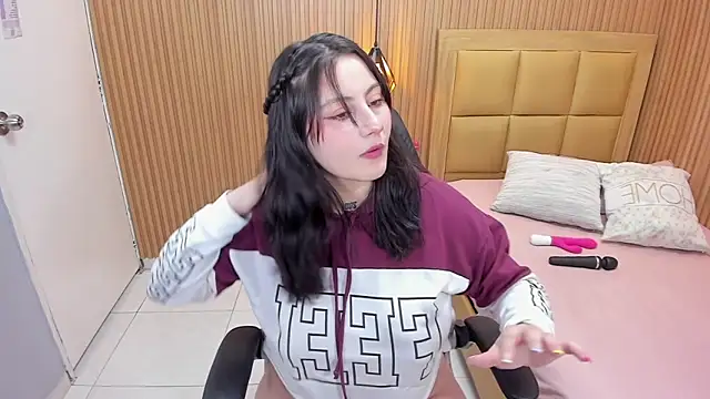 LOLAMAXI online show from April 24, 2026, 3:31 am