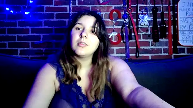 Snapshot of Heleneecesmecs2 chatting on November 17, 2025, 3:23 am Heleneecesmecs2 online show from November 17, 2025, 3:23 am