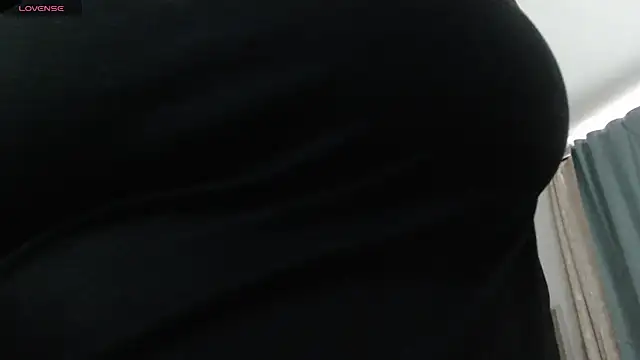 Snapshot of MommyHelpsmee chatting on October 15, 2025, 7:14 pm MommyHelpsmee online show from October 15, 2025, 7:14 pm