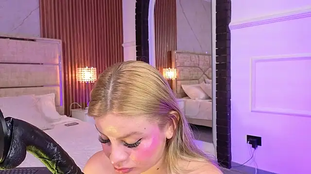 LolaAngellx online show from May 25, 2026, 8:04 pm