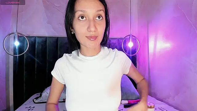 SylviaLeos  online show from March 17, 2025, 11:53 am