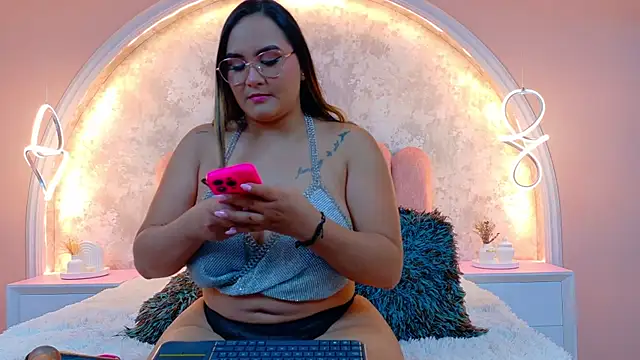 Snapshot of MiaLaurents chatting on November 10, 2025, 4:44 am MiaLaurents online show from November 10, 2025, 4:44 am