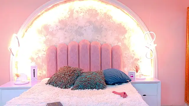 MiaLaurents online show from November 19, 2025, 4:45 am