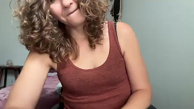 Snapshot of leahsparkles chatting on September 30, 2025, 2:00 pm leahsparkles online show from September 30, 2025, 2:00 pm