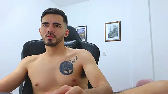 Snapshot of Massimoo_07 chatting on January 2, 2025, 1:38 am Massimoo 07 online show from January 2, 2025, 1:38 am