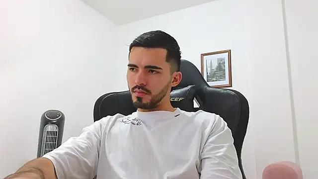 Snapshot of Massimoo_07 chatting on January 7, 2025, 8:52 pm Massimoo 07 online show from January 7, 2025, 8:52 pm