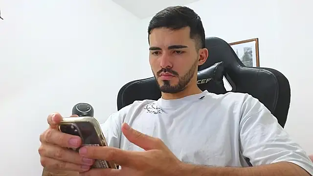 Snapshot of Massimoo_07 chatting on January 8, 2025, 2:57 am Massimoo 07 online show from January 8, 2025, 2:57 am