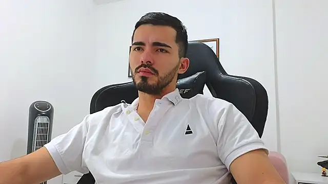 Snapshot of Massimoo_07 chatting on January 11, 2025, 8:10 pm Massimoo 07 online show from January 11, 2025, 8:10 pm