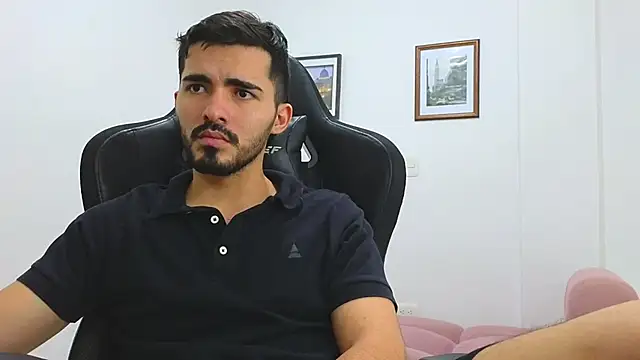 Snapshot of Massimoo_07 chatting on January 16, 2025, 11:27 pm Massimoo 07 online show from January 16, 2025, 11:27 pm