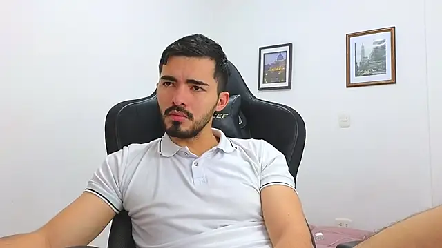 Snapshot of Massimoo_07 chatting on January 18, 2025, 6:43 pm Massimoo 07 online show from January 18, 2025, 6:43 pm