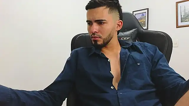 Snapshot of Massimoo_07 chatting on January 21, 2025, 10:51 pm Massimoo 07 online show from January 21, 2025, 10:51 pm