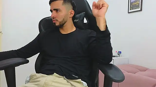 Snapshot of Massimoo_07 chatting on January 22, 2025, 6:31 pm Massimoo 07 online show from January 22, 2025, 6:31 pm