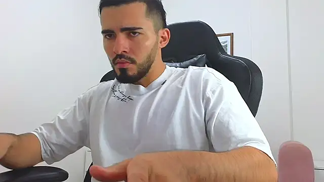 Snapshot of Massimoo_07 chatting on January 30, 2025, 7:59 pm Massimoo 07 online show from January 30, 2025, 7:59 pm