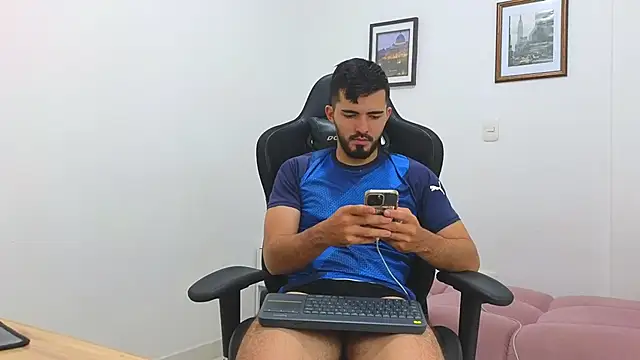 Snapshot of Massimoo_07 chatting on January 31, 2025, 8:01 pm Massimoo 07 online show from January 31, 2025, 8:01 pm