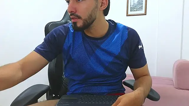 Snapshot of Massimoo_07 chatting on January 31, 2025, 11:03 pm Massimoo 07 online show from January 31, 2025, 11:03 pm