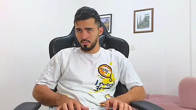 Snapshot of Massimoo_07 chatting on February 1, 2025, 8:05 pm Massimoo 07 online show from February 1, 2025, 8:05 pm