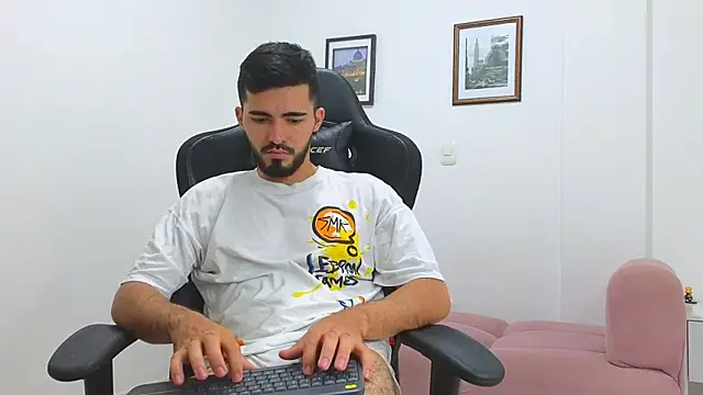 Snapshot of Massimoo_07 chatting on February 1, 2025, 11:06 pm Massimoo 07 online show from February 1, 2025, 11:06 pm