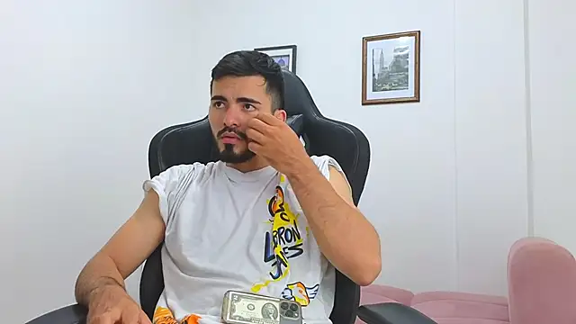 Snapshot of Massimoo_07 chatting on February 2, 2025, 2:06 am Massimoo 07 online show from February 2, 2025, 2:06 am