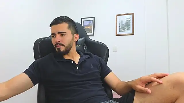 Snapshot of Massimoo_07 chatting on February 5, 2025, 7:42 pm Massimoo 07 online show from February 5, 2025, 7:42 pm