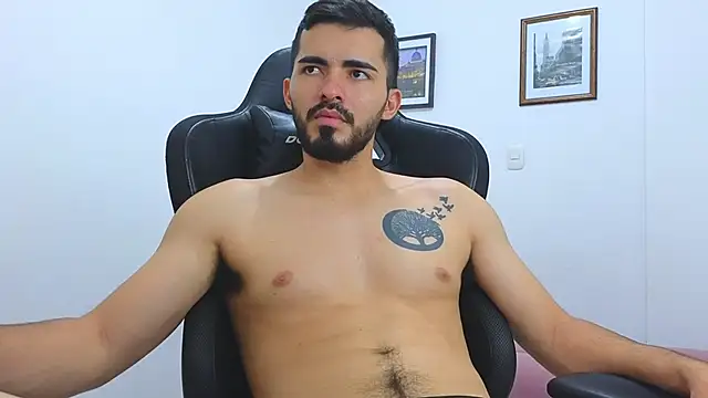 Snapshot of Massimoo_07 chatting on February 6, 2025, 10:21 pm Massimoo 07 online show from February 6, 2025, 10:21 pm