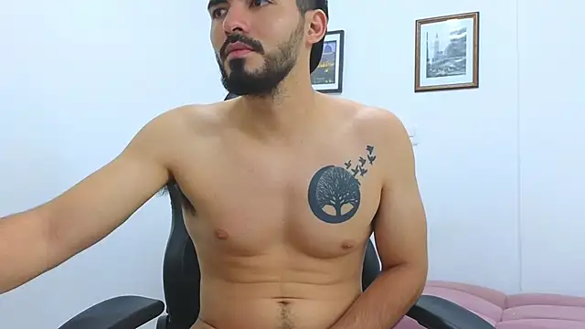 Snapshot of Massimoo_07 chatting on February 8, 2025, 1:22 am Massimoo 07 online show from February 8, 2025, 1:22 am