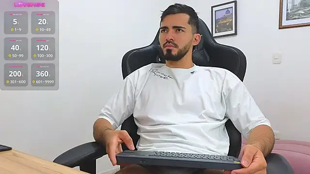 Snapshot of Massimoo_07 chatting on February 18, 2025, 7:52 pm Massimoo 07 online show from February 18, 2025, 7:52 pm