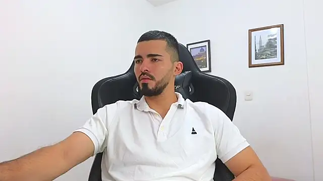 Snapshot of Massimoo_07 chatting on March 3, 2025, 8:43 pm Massimoo 07 online show from March 3, 2025, 8:43 pm