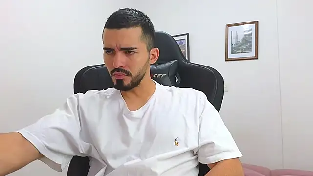 Snapshot of Massimoo_07 chatting on March 10, 2025, 7:29 pm Massimoo 07 online show from March 10, 2025, 7:29 pm