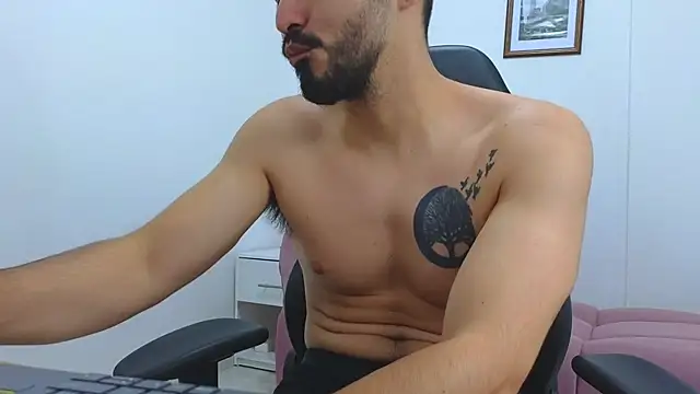 Snapshot of Massimoo_07 chatting on March 15, 2025, 10:33 pm Massimoo 07 online show from March 15, 2025, 10:33 pm