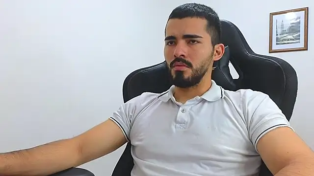 Snapshot of Massimoo_07 chatting on March 20, 2025, 7:35 pm Massimoo 07 online show from March 20, 2025, 7:35 pm