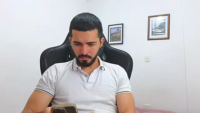 Snapshot of Massimoo_07 chatting on March 21, 2025, 1:45 am Massimoo 07 online show from March 21, 2025, 1:45 am