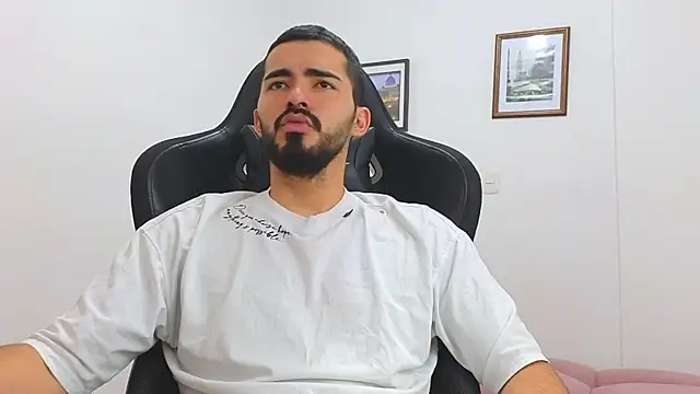 Snapshot of Massimoo_07 chatting on March 21, 2025, 4:51 pm Massimoo 07 online show from March 21, 2025, 4:51 pm