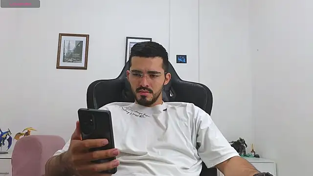 Snapshot of Massimoo_07 chatting on October 8, 2025, 3:31 pm Massimoo 07 online show from October 8, 2025, 3:31 pm