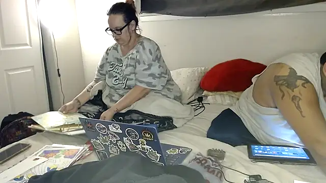 cloudy couple444 online show from November 30, 2025, 8:51 am