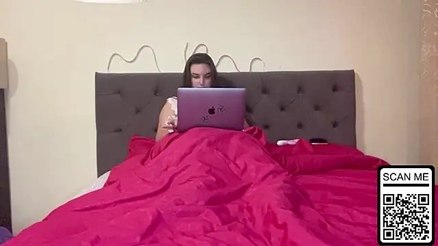 Dreamyblushfairy online show from October 7, 2025, 3:09 pm