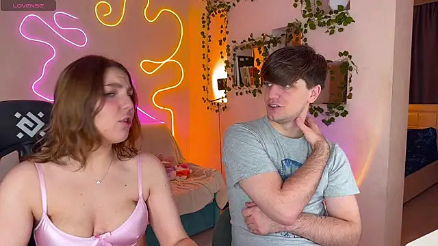 RobertAndLinela online show from September 23, 2025, 3:20 am