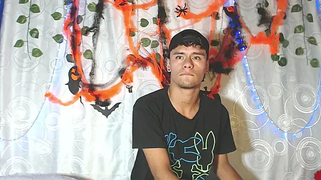 Snapshot of Andres_7676 chatting on October 12, 2025, 9:47 pm Andres 7676 online show from October 12, 2025, 9:47 pm