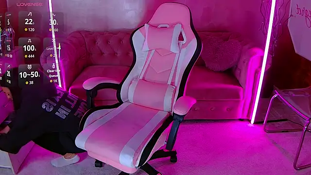 Snapshot of evanew_ chatting on October 2, 2025, 4:25 pm evanew  online show from October 2, 2025, 4:25 pm